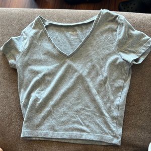 Grey t shirt cropped
